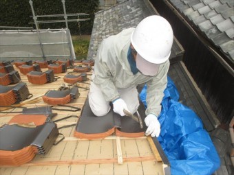 備前市 瓦工事の左の袖瓦を取り付けます。