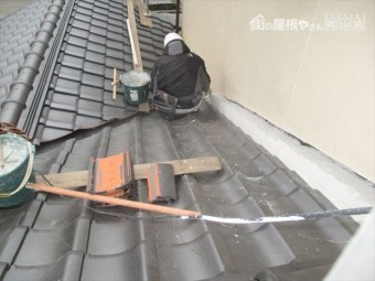 備前市でシリコンが入った南蛮漆喰シルガードを壁際に使います。