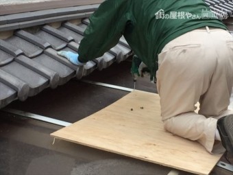岡山市南区 カーポートの屋根修理 アクリル板取り外し