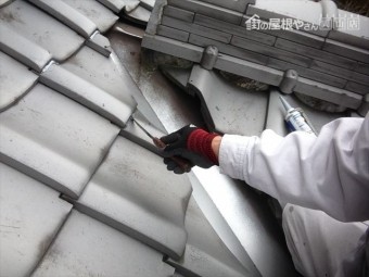 玉野市 雨漏り修理 ズレた瓦をコーキング処理