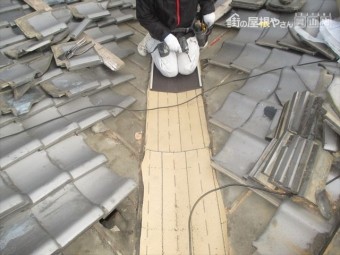岡山市北区 ガルバリウム鋼板の谷板金取付け