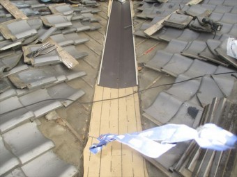 岡山市北区 ガルバリウム鋼板の谷板金取付け