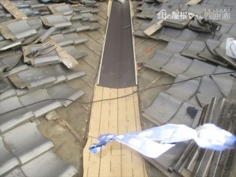 岡山市北区 ガルバリウム鋼板の谷板金取付け