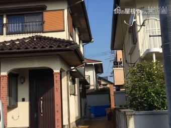 岡山市南区で2階の雨どいの雨水がお隣の敷地に