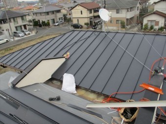 岡山市中区 カラーベストにガルバリウム鋼板縦葺き