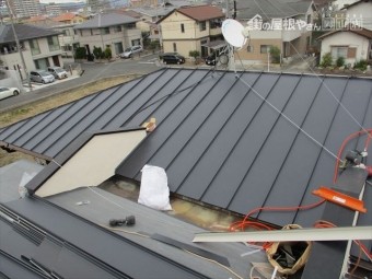 岡山市中区 カラーベストにガルバリウム鋼板縦葺き