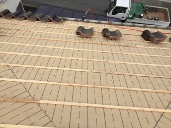 倉敷市屋根修理。S型の瓦の下葺き材の防水紙を張り替え葺き直し