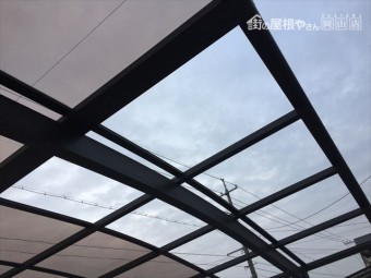 岡山市南区 カーポートのアクリル板が2枚飛んでいます。