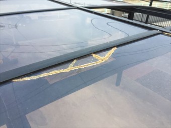 岡山市南区 カーポートのアクリル板が飛び割れが少ないものを戻しています。