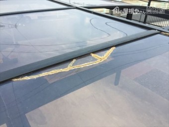 岡山市南区 カーポートのアクリル板が飛び割れが少ないものを戻しています。