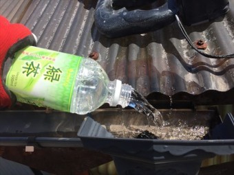 岡山市南区で樋掃除ご水を流して確認