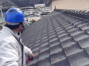 新見市 屋根瓦葺き替え工事前のセメント瓦