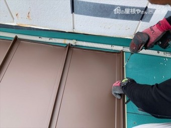 岡山市南区で金属屋根工事中