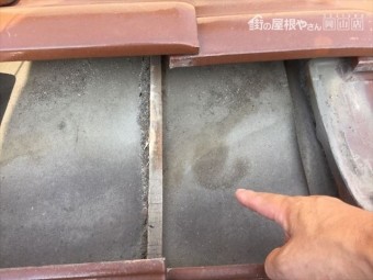 岡山市北区 割れ瓦補修工事 雨水が入っています