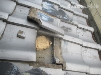 岡山市北区 屋根修理の割れ瓦を剥がします。