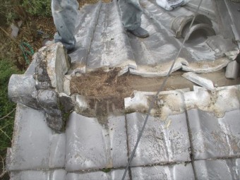 津山市で屋根修理!一部瓦葺き替えをして差し替えの瓦、予備瓦に