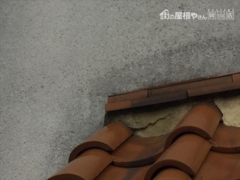 岡山市北区 急勾配の屋根の修理 三日月漆喰にひび