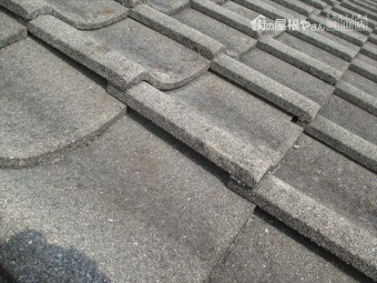 岡山市南区 屋根葺き替え セメント瓦 瓦が浮いています