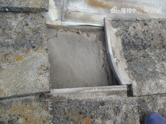 岡山市南区 屋根葺き替え セメント瓦 防水紙(ルーフィング)劣化、破れています