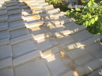 岡山市南区 雨水が入り瓦が下がっています。