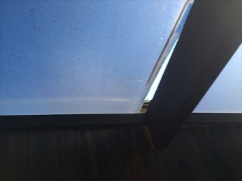 倉敷市でウッドデッキのポリカが捲れています。