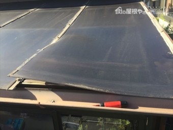 倉敷市でウッドデッキのポリカが捲れています。