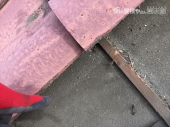 岡山市南区 屋根葺き替え工事する前の雨水が入った後です。