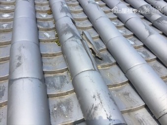 岡山市北区で蔵の屋根の瓦の割れ