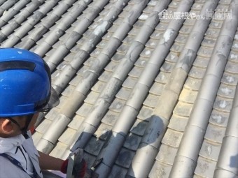 岡山市北区で蔵の屋根の割れ瓦差し替え工事