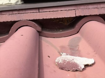 岡山市南区 屋根葺き替え工事する前の瓦はセメント瓦の棟の漆喰が取れてます。
