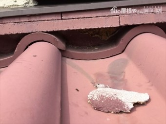 岡山市南区 屋根葺き替え工事する前の瓦はセメント瓦の棟の漆喰が取れてます。