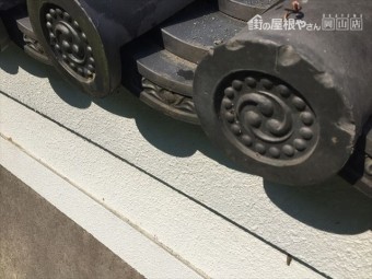 岡山市北区で蔵の屋根の割れ瓦差し替え工事