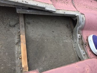 岡山市南区 屋根葺き替え工事する前の雨水が入った後です。