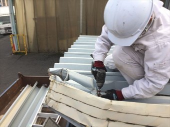 倉敷市 屋根修理 折板屋根取り替え 本体取り外しナットを緩めています