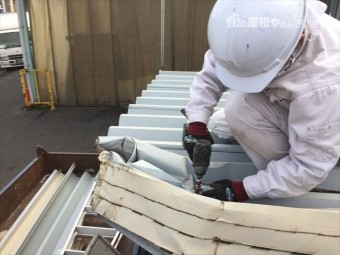 倉敷市 屋根修理 折板屋根取り替え 本体取り外しナットを緩めています