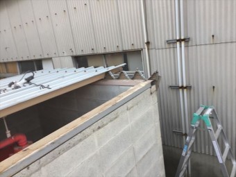 倉敷市 屋根修理 折板屋根取り替え 本体取り外し