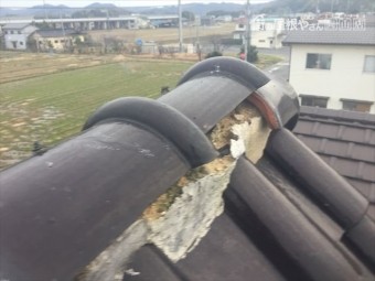 倉敷市 屋根修理棟の丸瓦ズレてます。
