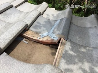 赤磐市で雨漏り修理 割れ瓦差し替え