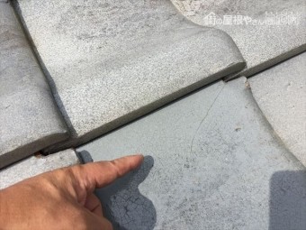 赤磐市で雨漏り修理 瓦にヒビが入っています