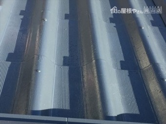 岡山市中区 屋根塗装工事 中塗り・上塗り
