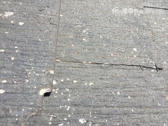 岡山市北区 ニチハのパミール割れています。