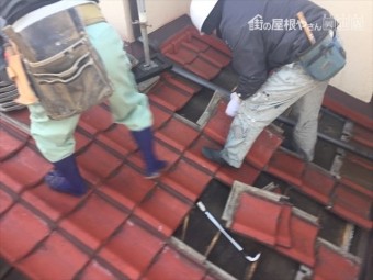 岡山市北区 屋根瓦葺き替え工事 瓦撤去
