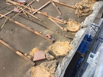 備前市 屋根瓦葺き替え 瓦撤去 下葺き材の防水紙(ルーフィング)の状態