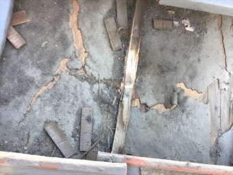 岡山市南区 防水紙の破れ