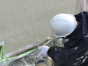 岡山市北区 外壁塗装ローラーがいけない所は刷毛で塗ります。