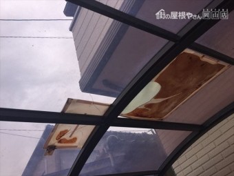 岡山市中区でカーポートの屋根取り換え 穴があいてます