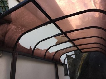 岡山市中区 カーポートアクリル板4枚割れています。