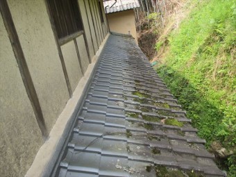 岡山県久米南町 屋根工事 セメント瓦 瓦にコケ