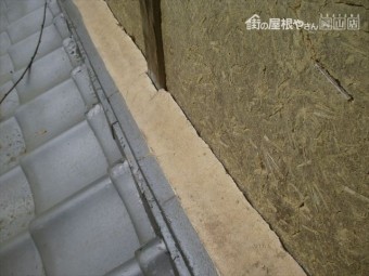 岡山県久米南町 屋根工事 セメント瓦 壁際に隙間