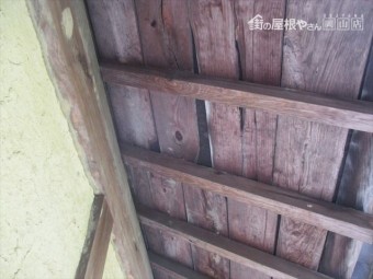 岡山県久米南町 屋根工事 セメント瓦 2階の下地の状態